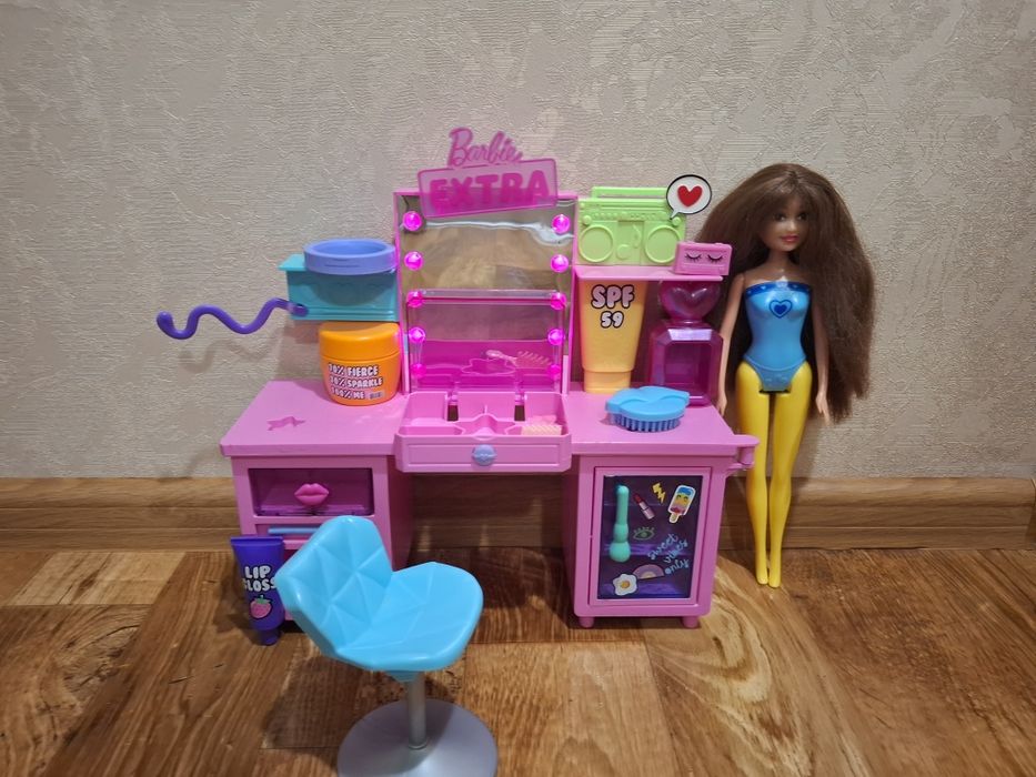 Меблі для Барбі Mattel косметичний столик
