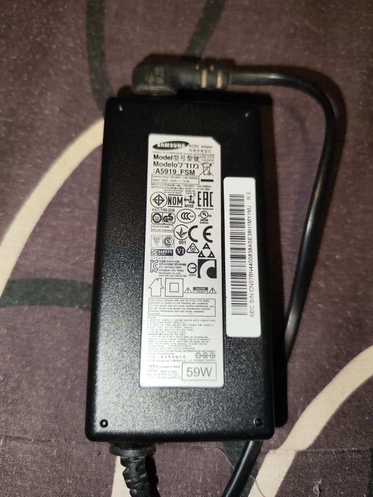 TV Samsung 32" às peças ecrã danificado