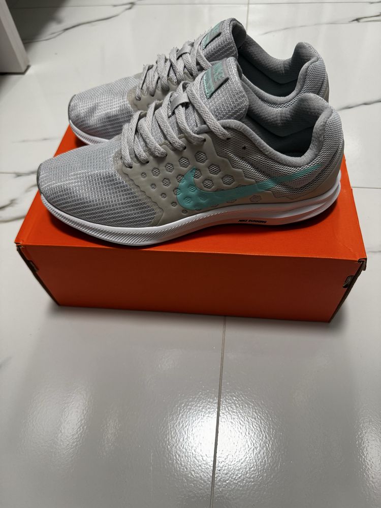Женские кроссовки Nike, размер 39