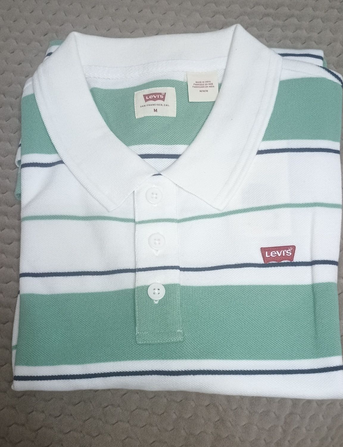 Чоловіча футболка-поло Levi's з короткими рукавами та смужками.
Бренд: