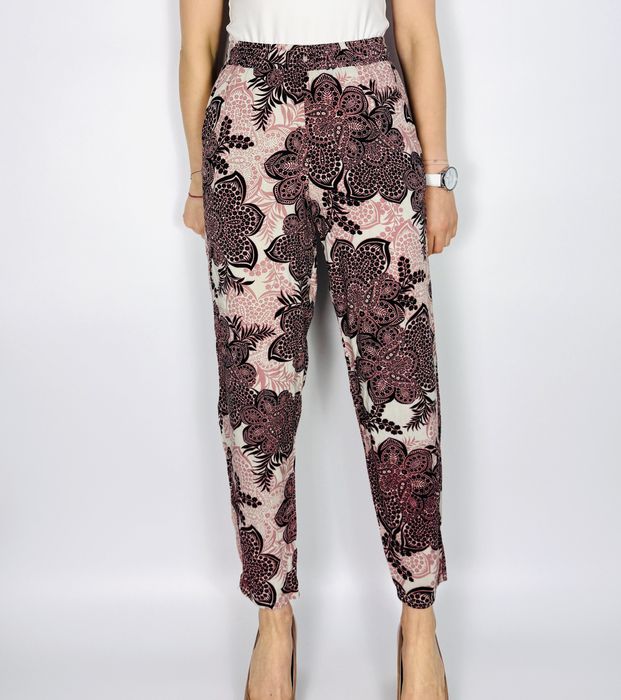 Różowe spodnie z czarnym wzorem kwiatowym S 36 F&F