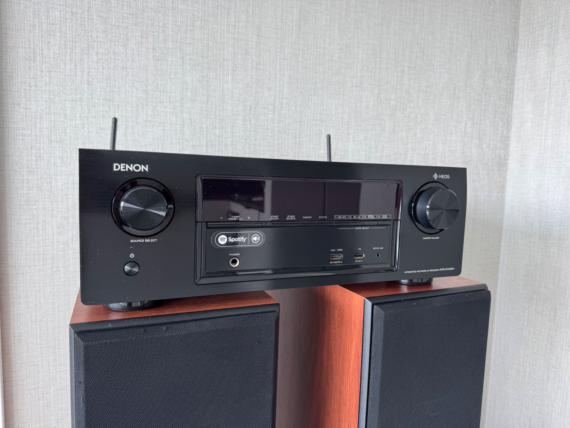 Kino domowe; amplituner DENON AVR-X1400H; głośniki wilson MoviX 5.0