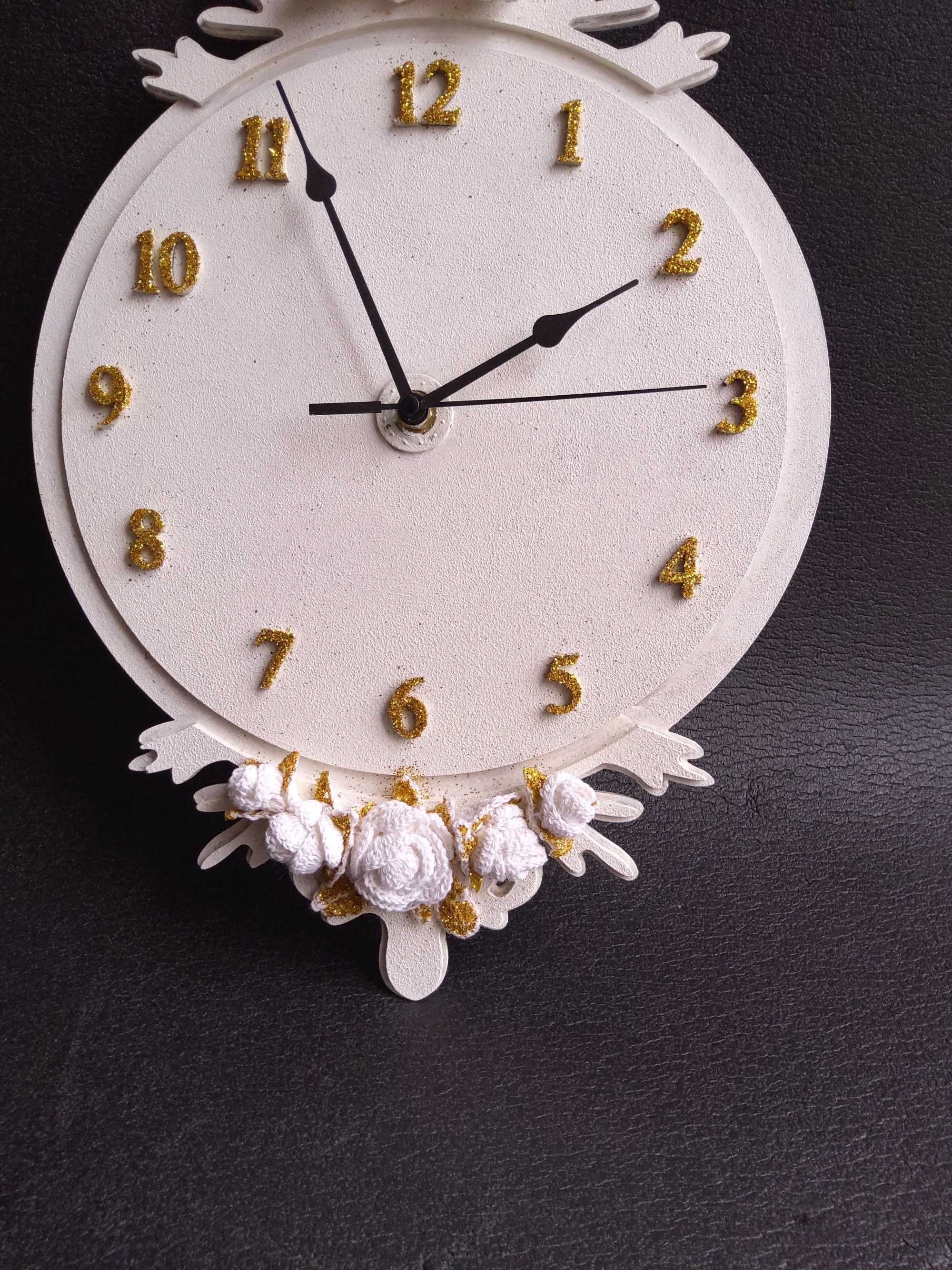 Biało-złoty zegar ścienny z różyczkami rękodzieło