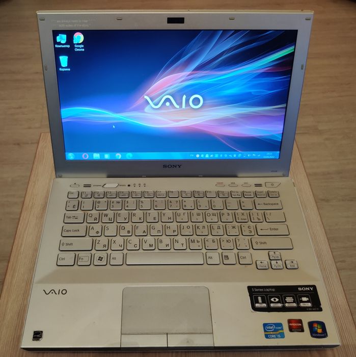 Білий ноутбук Sony