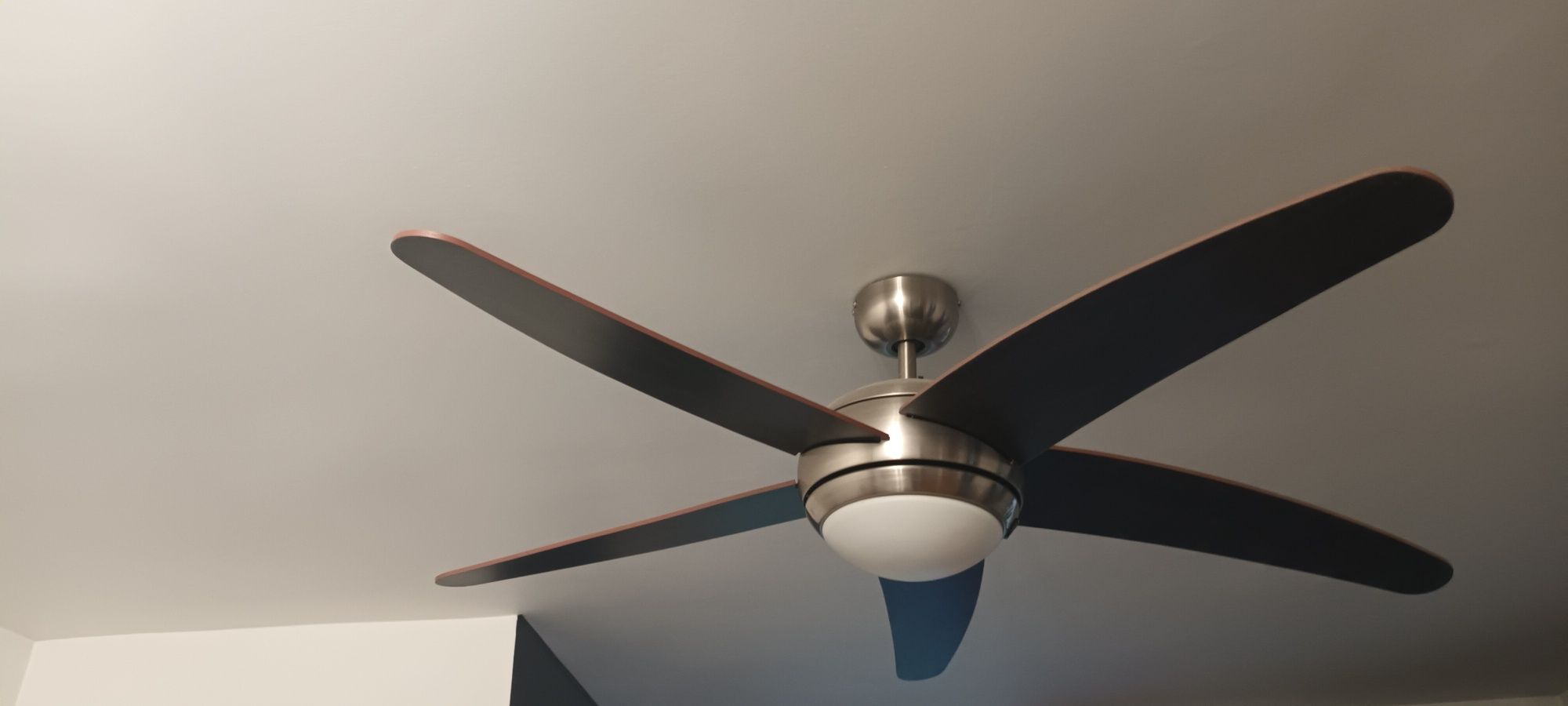 Wentylator sufitowy z lampą i pilotem.