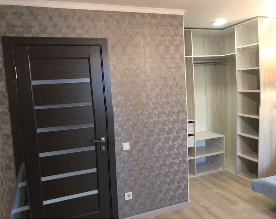 Продам 3-кімнатну квартиру на Митниці, вул. Жужоми