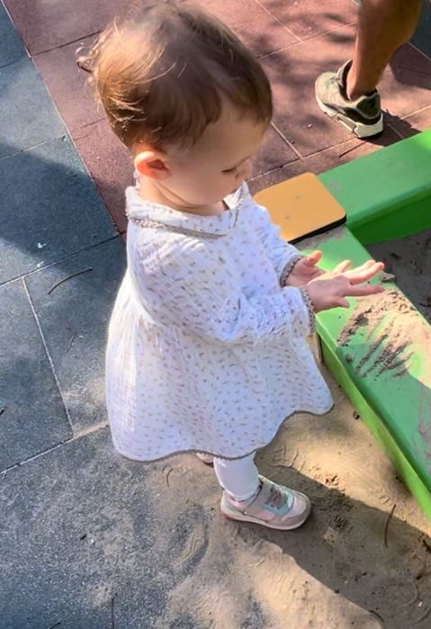 Сукня з мусліну у невеликому бежевому квітковому принту розміру 80.