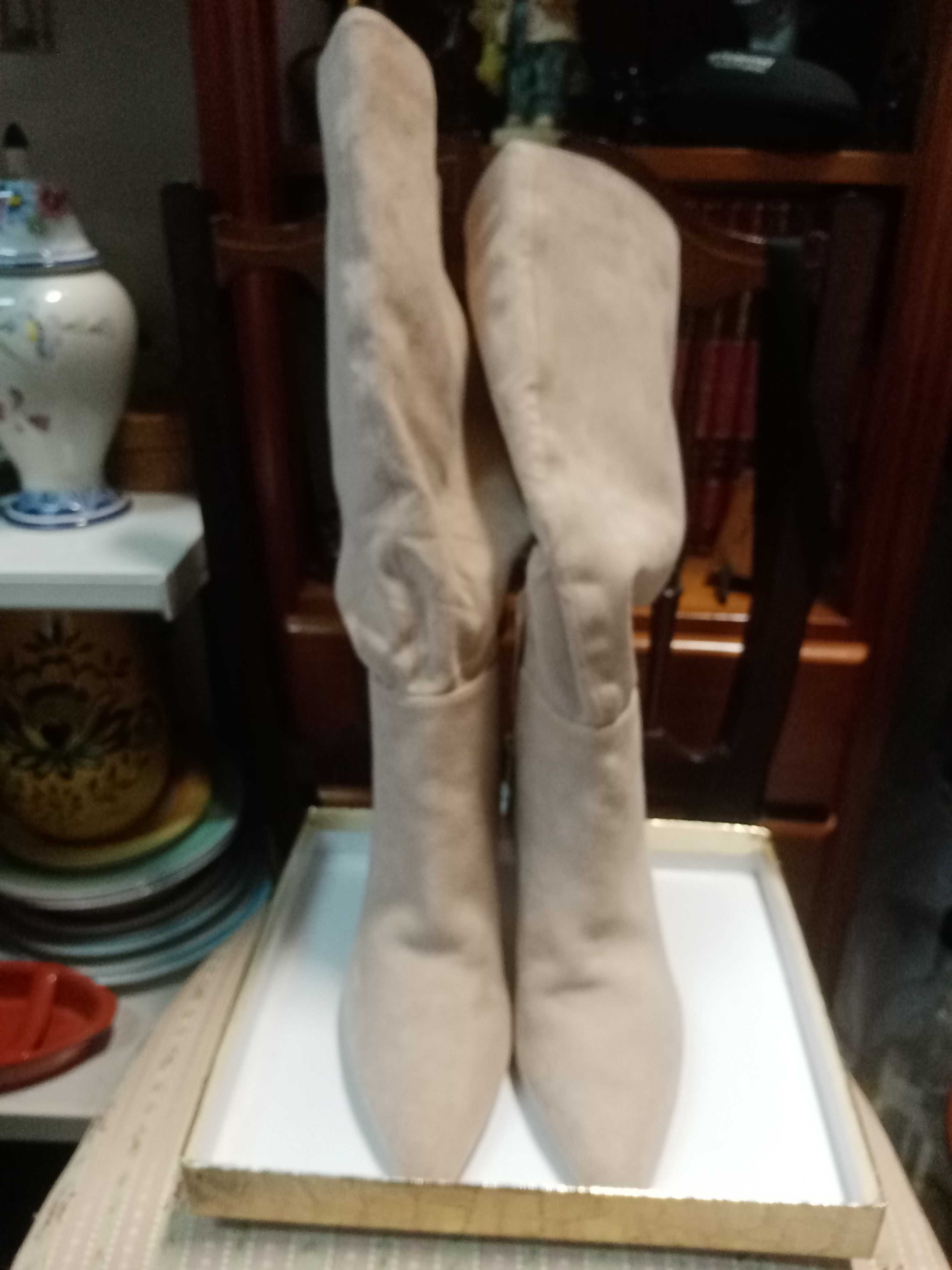 Botas altas em pele nobuko,  cor nude