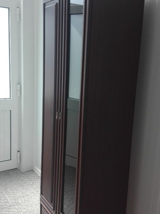 BAIXA DE PREÇO! -Quarto, sala,escritório? - Móvel alto,mogno,3 portas