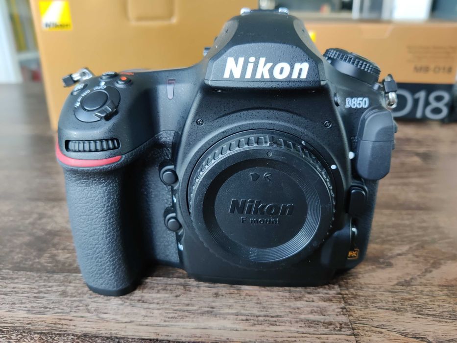 Nikon D850 + Nikon MB-D18 + akcesoria