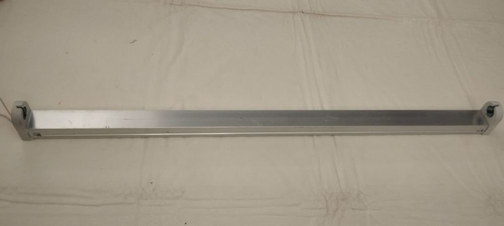 Lâmpada T8 60cm 9W 3000k e armadura