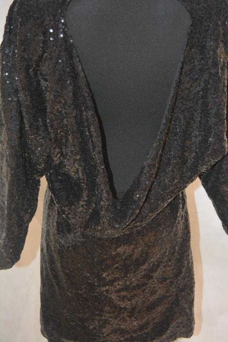 Rozkloszowana sukienka z cekinami Mohito odkryte plecy 38