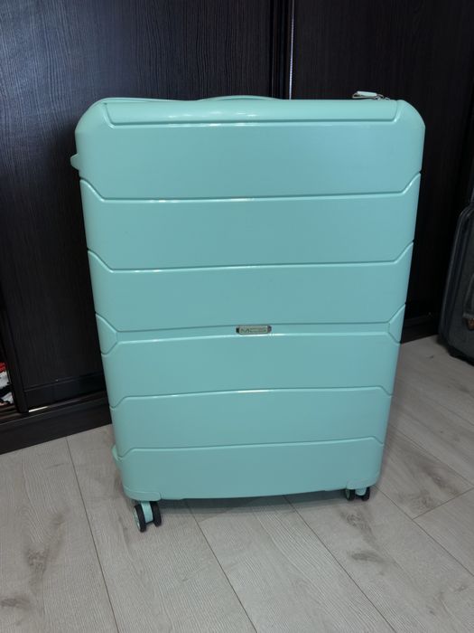 Противоударный чемодан/ вализа, 4 колеса, состояние нового