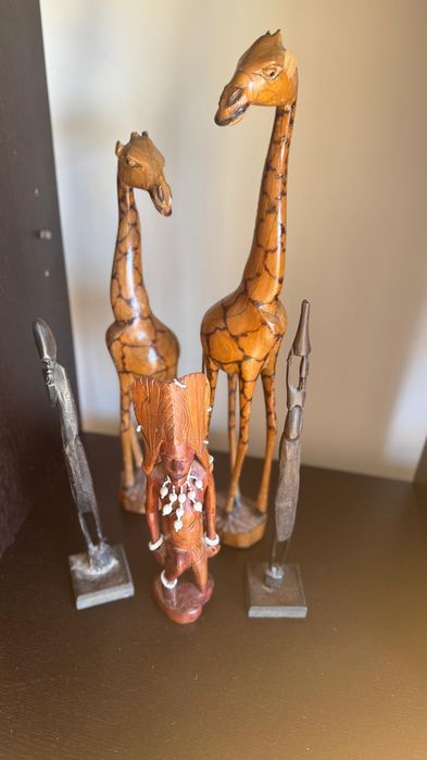 Esculturas africanas de madeira – girafas e figuras tribais
