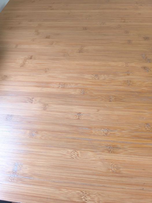 Mesa com tampo em bambu