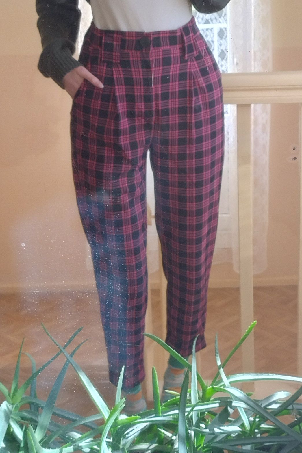 eleganckie spodnie w różową kratę Bershka