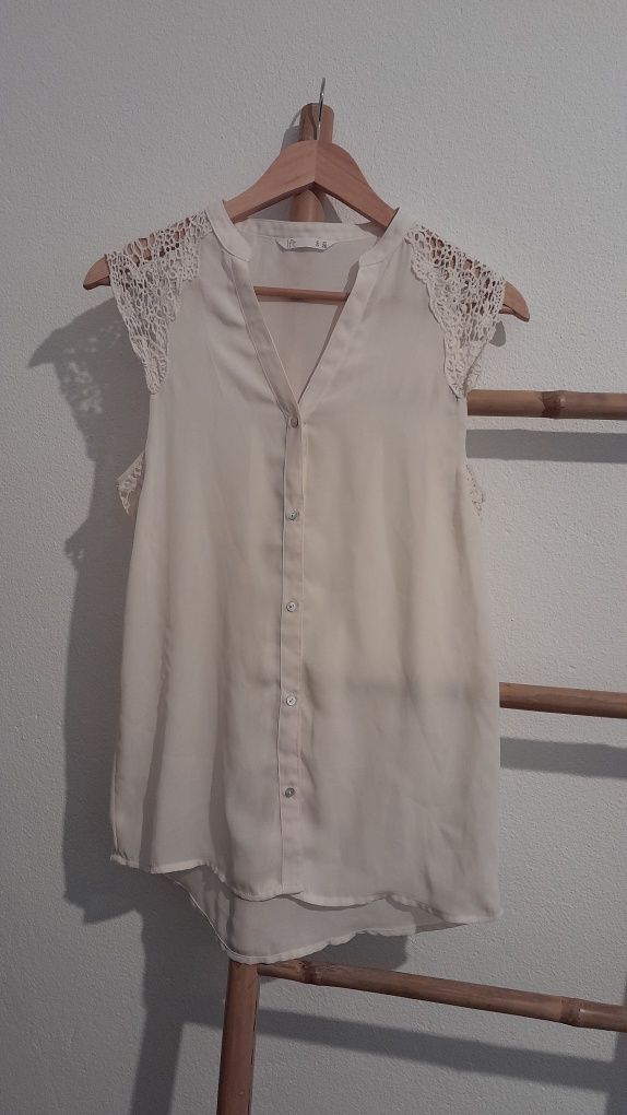 Blusa cavas bordadas com botões madrepérola