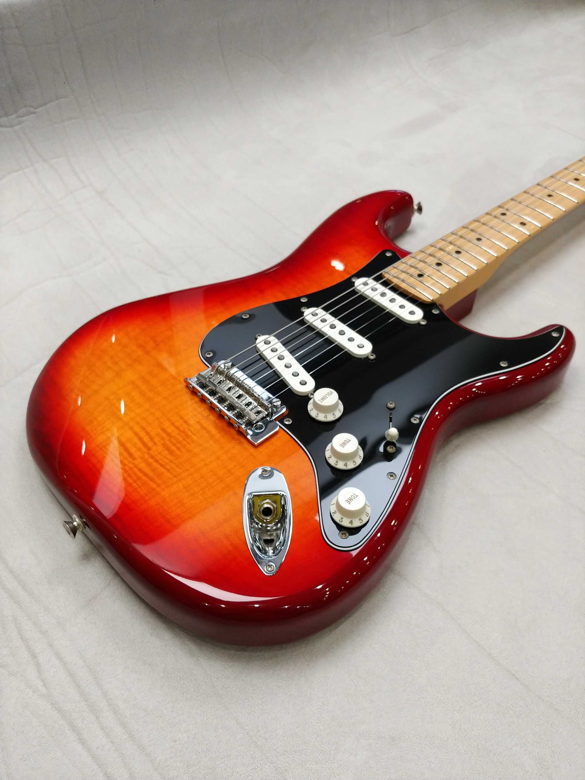 Fender Player Stratocaster Plus Top, 2022 Aged Cherry Burst, Hard Case