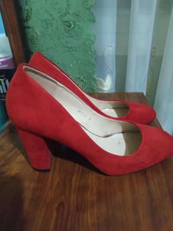 Туфли новые красные