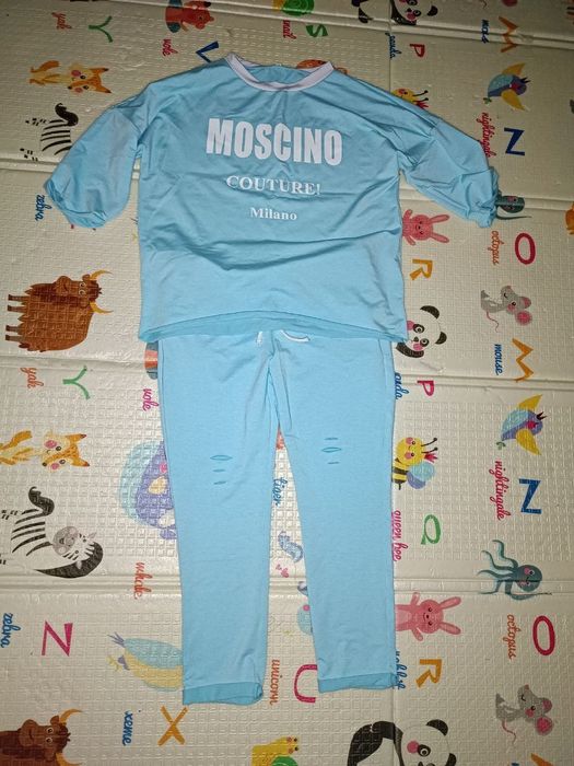 Продам недорого літній жіночий костюм Moschino.