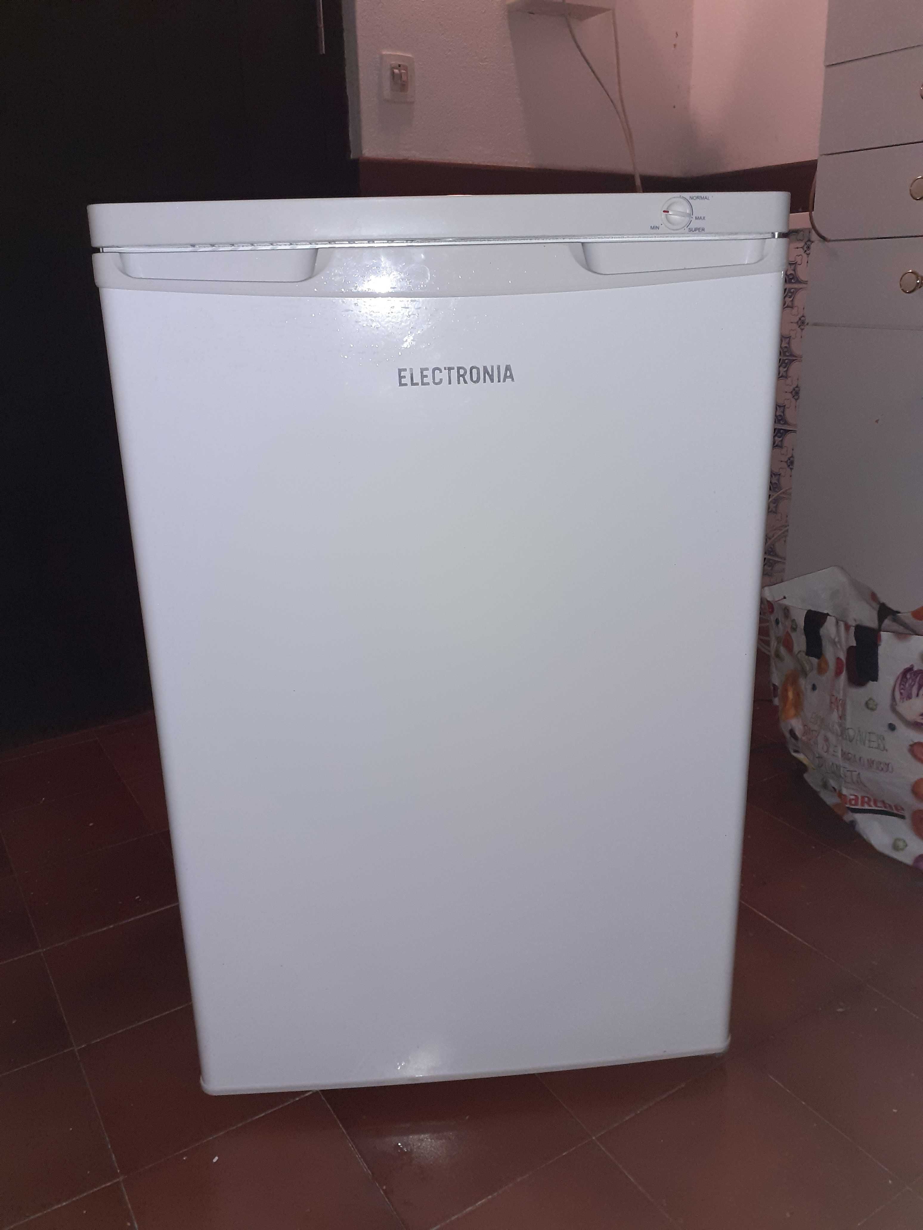 Arca congelador vertical como nova 85cm