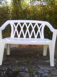 Biała ławka plastikowa, podłokietniki szer.112cm
