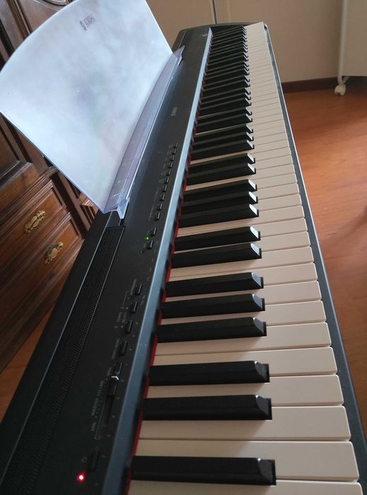 Piano Yamaha vertical elétrico