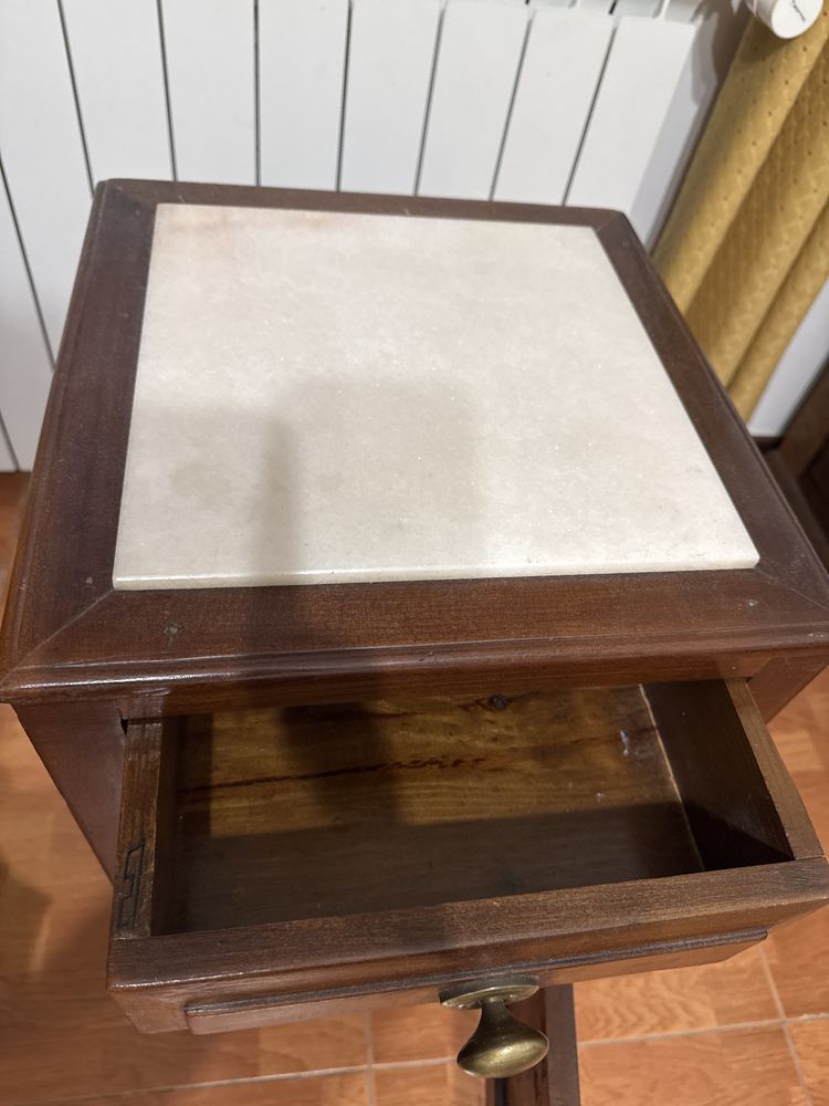 Conjunto comoda e mesinha de cabeceira