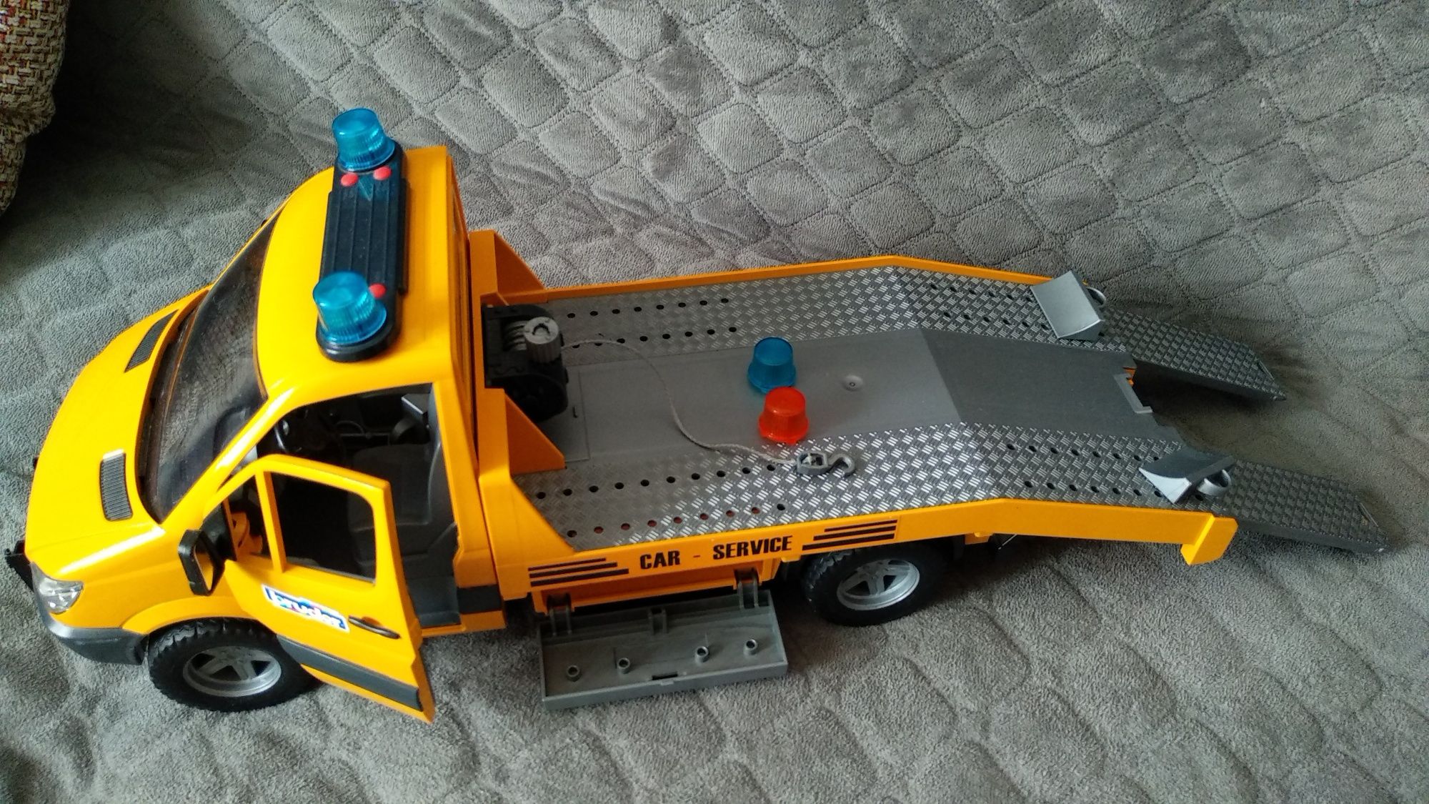 Евакуатор Bruder Mercedes Benz Sprinter 1:16 з джипом