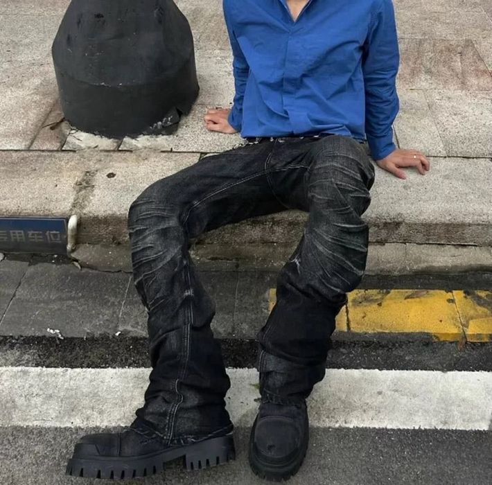 Джинсы клеш Balenciaga distressed type