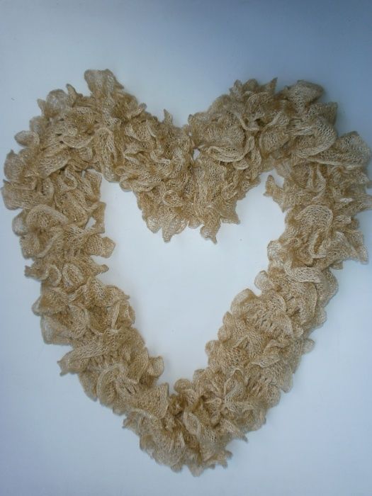 Шарф из UK с золотой ниткой.Сост.идеальное.Вес воздушный.