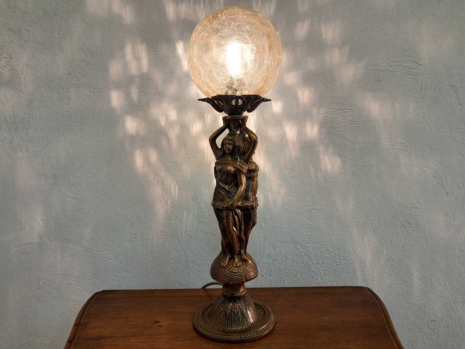 Lampa figuralna stołowa mosiężna 3 kobiety kariatydy kula art deco