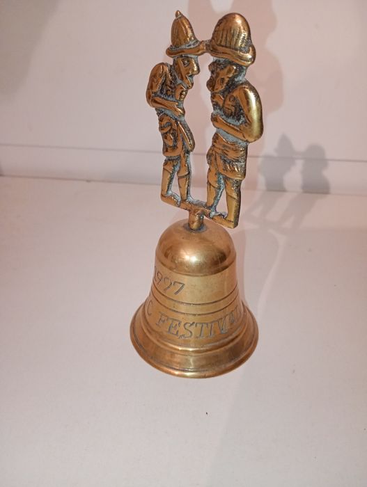 Dzwonek turecki z rzeźbą figurki