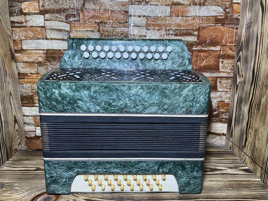 На продаж гармонь «Марічка-3»