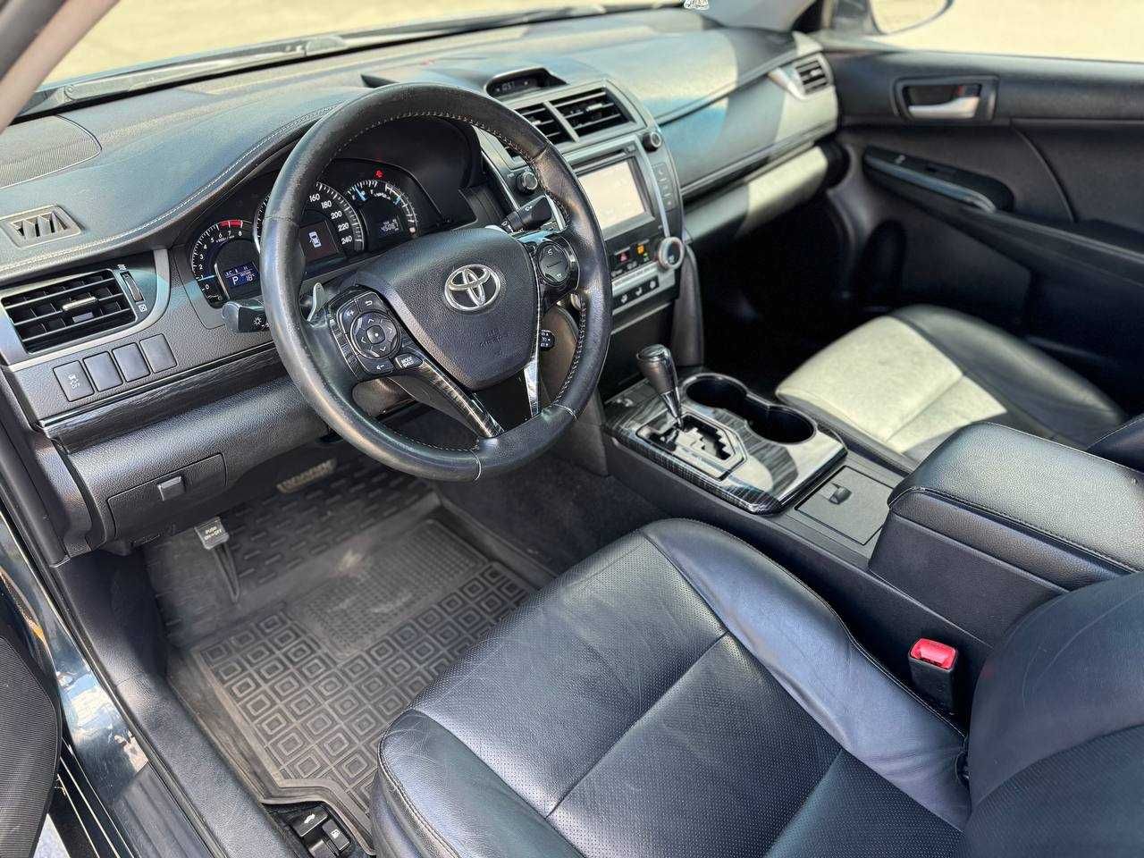 Toyota Camry 2.5 бензин 2013 года