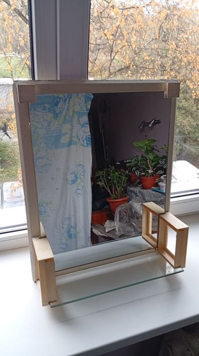 Зеркало с полочками для ванной