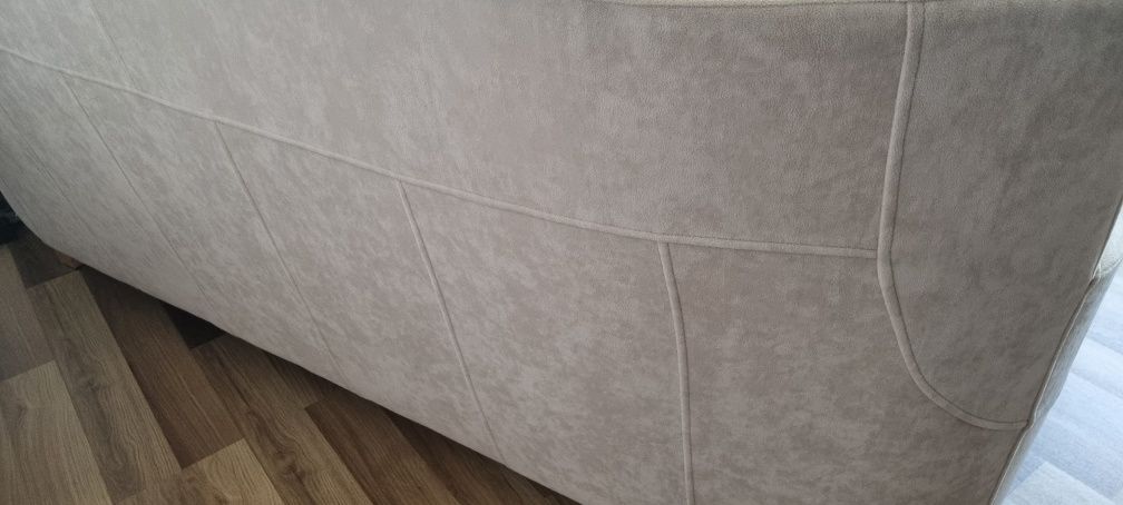 Sofa jasny beż na nóżkach