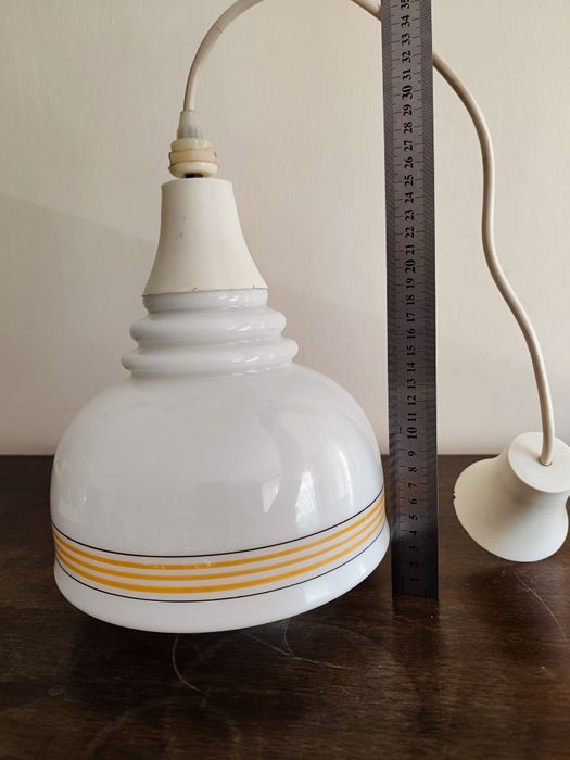 Lampa wisząca sufitowa z czasów PRL-u z dużym mlecznym kloszem sprawna