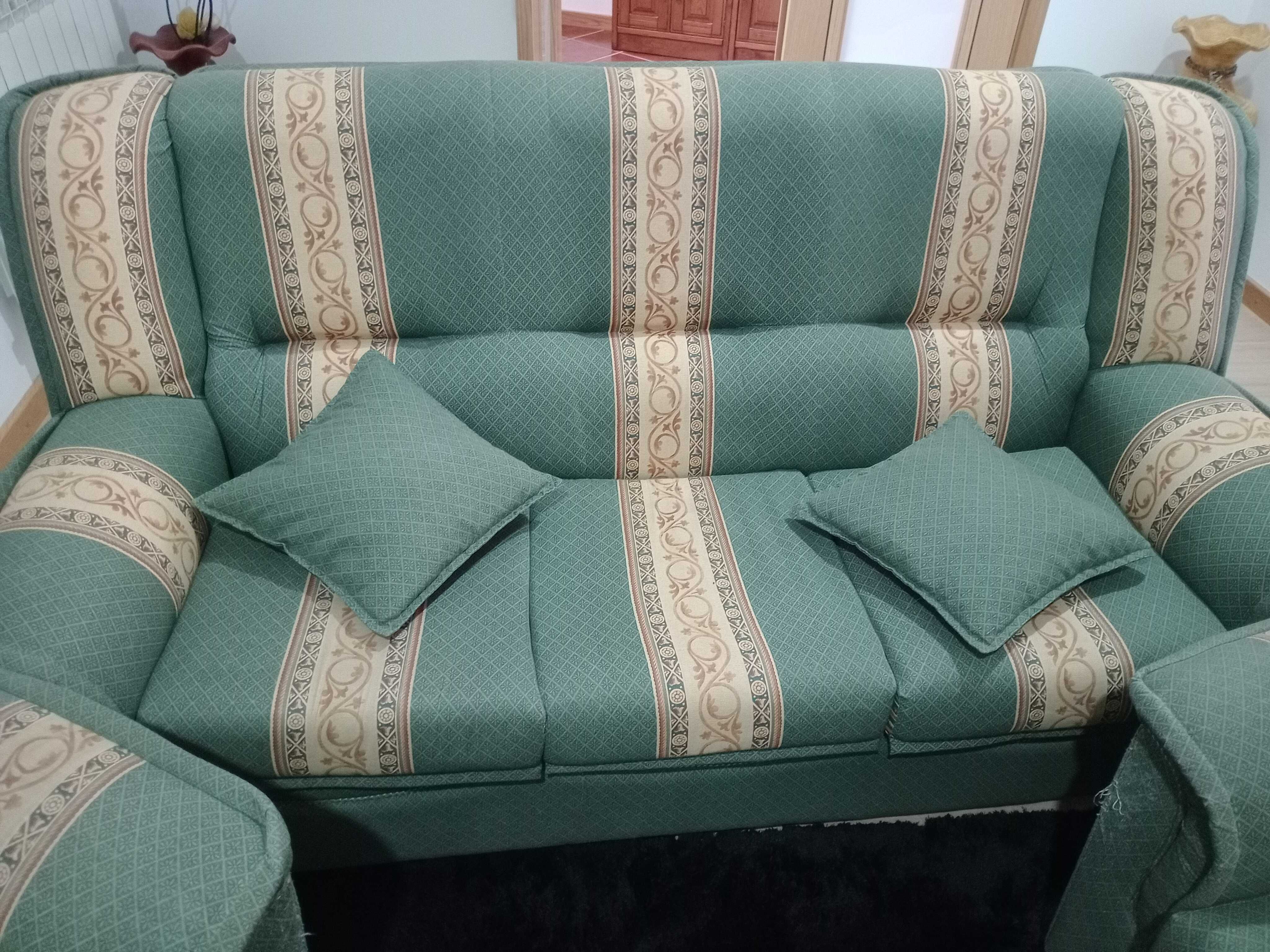 3 Sofás (2 Poltronas e um Sofá Cama de 3 Lugares)