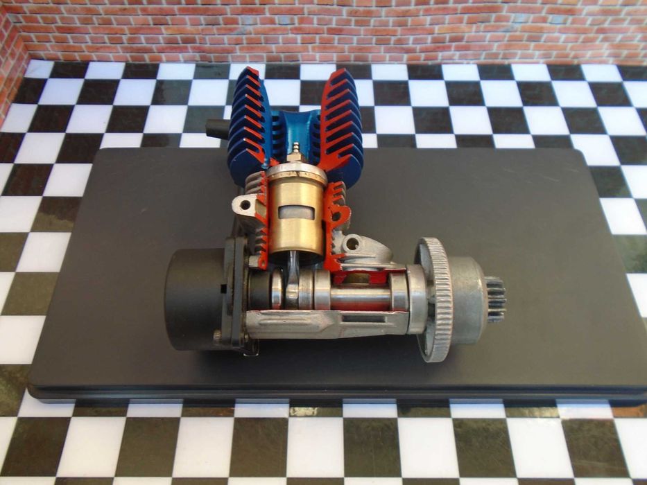 Silnik Nitro Spalinowy 1:10 Gablotka Dekoracja  Model RC