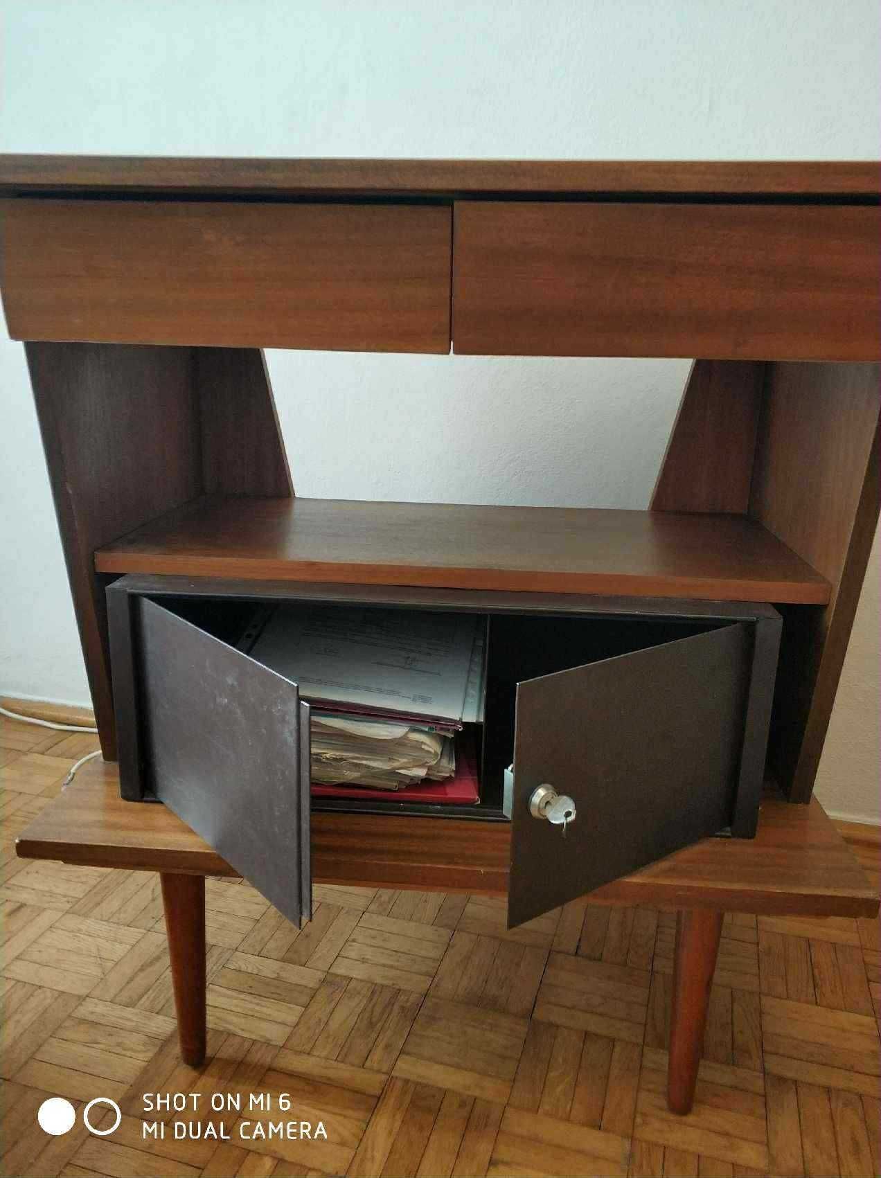 Stolik pod telewizor z wbudowanym sejfem PRL