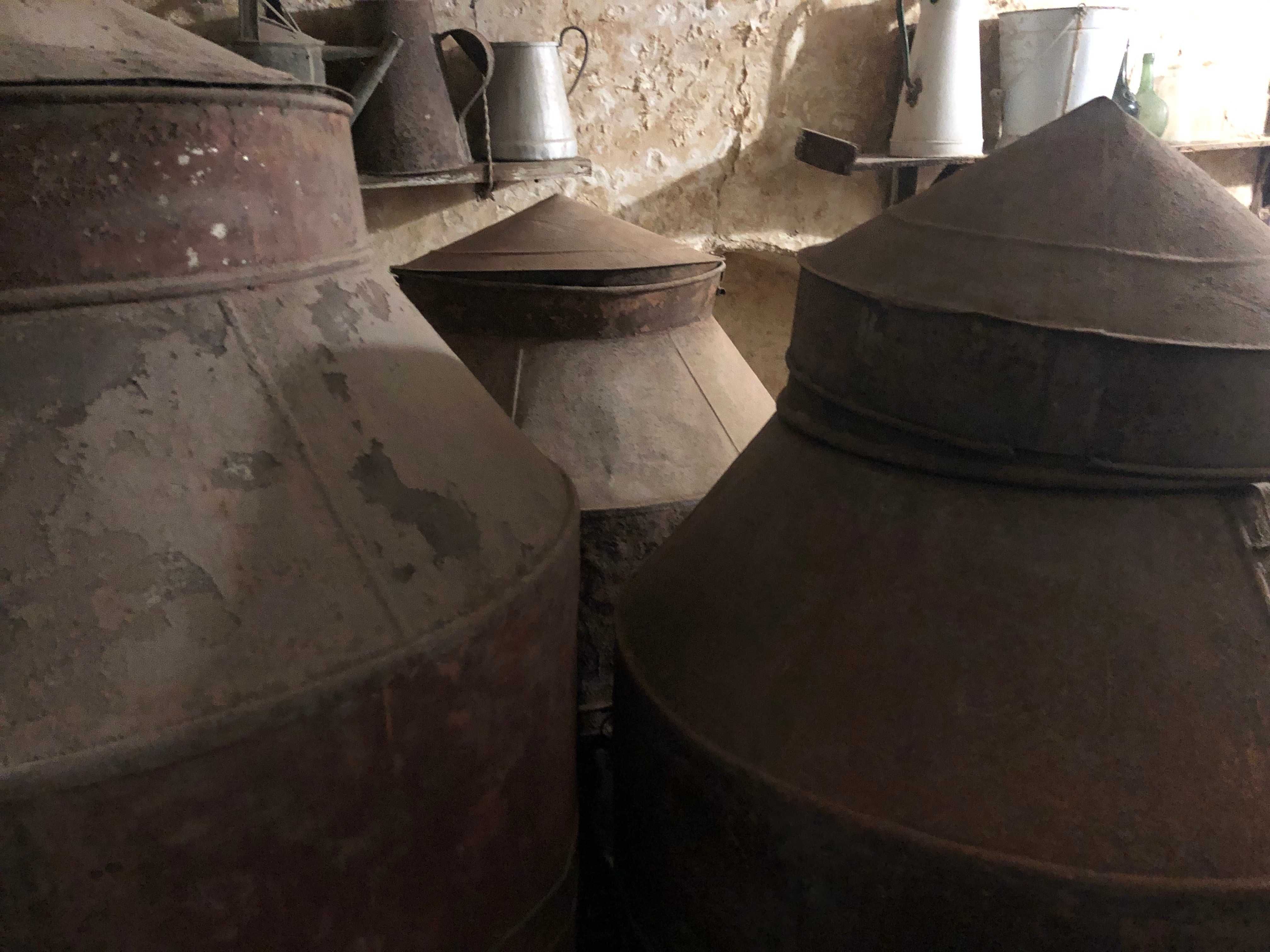Talhas antigas de azeite, em lata, em bom estado.