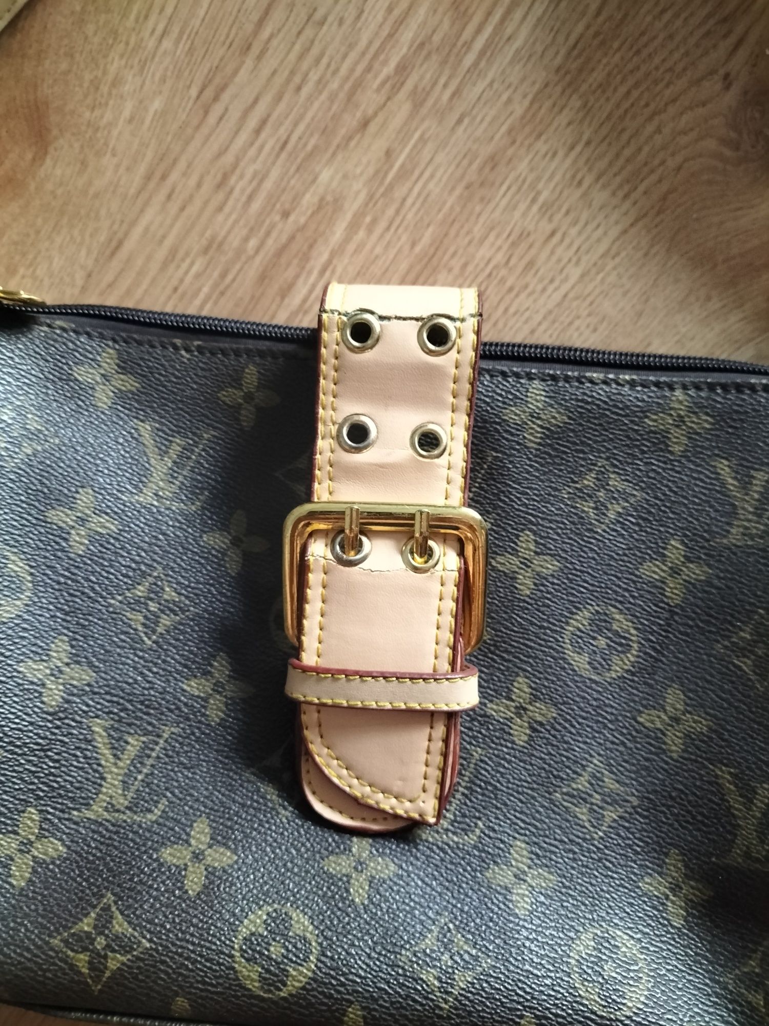 Modna torebka na ramię Louis Vuitton.