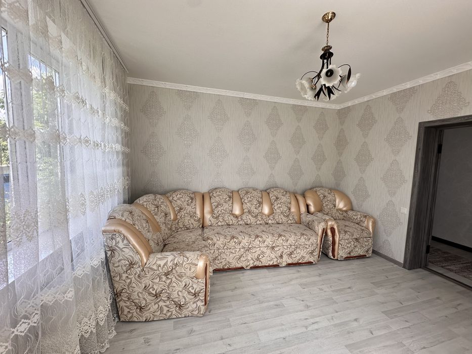 Диван у вітальню