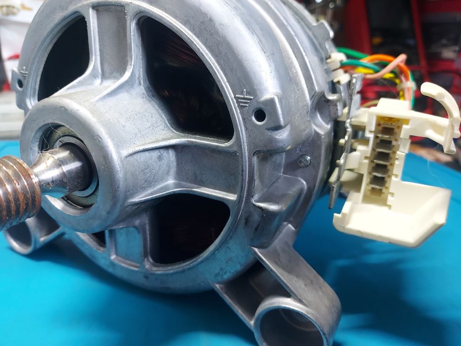 Двигун WU126T35E01 пральної машини автомат Electrolux 1086817002 355W