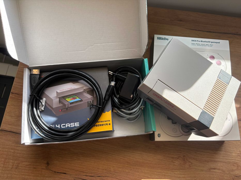 Konsola RetroPie – Raspberry Pi 4 B + 500GB + 2x pady 8BitDo + NESPi 4