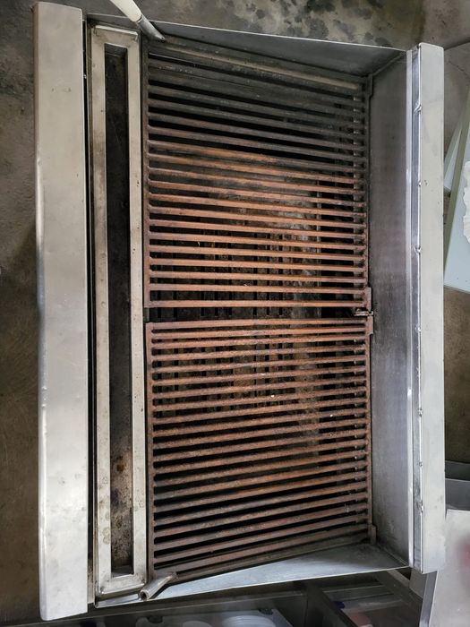 Grelhador em carvão em Inox