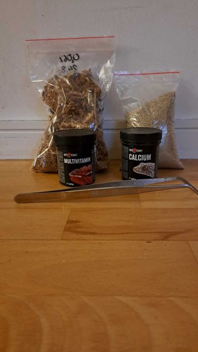 Zestaw akcesoriów po gekonie – suplementy, podłoże, pinceta