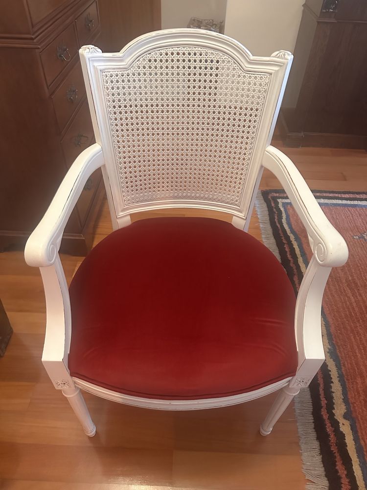 Vendo cadeira em palhinha branca forrada a veludo vermelho