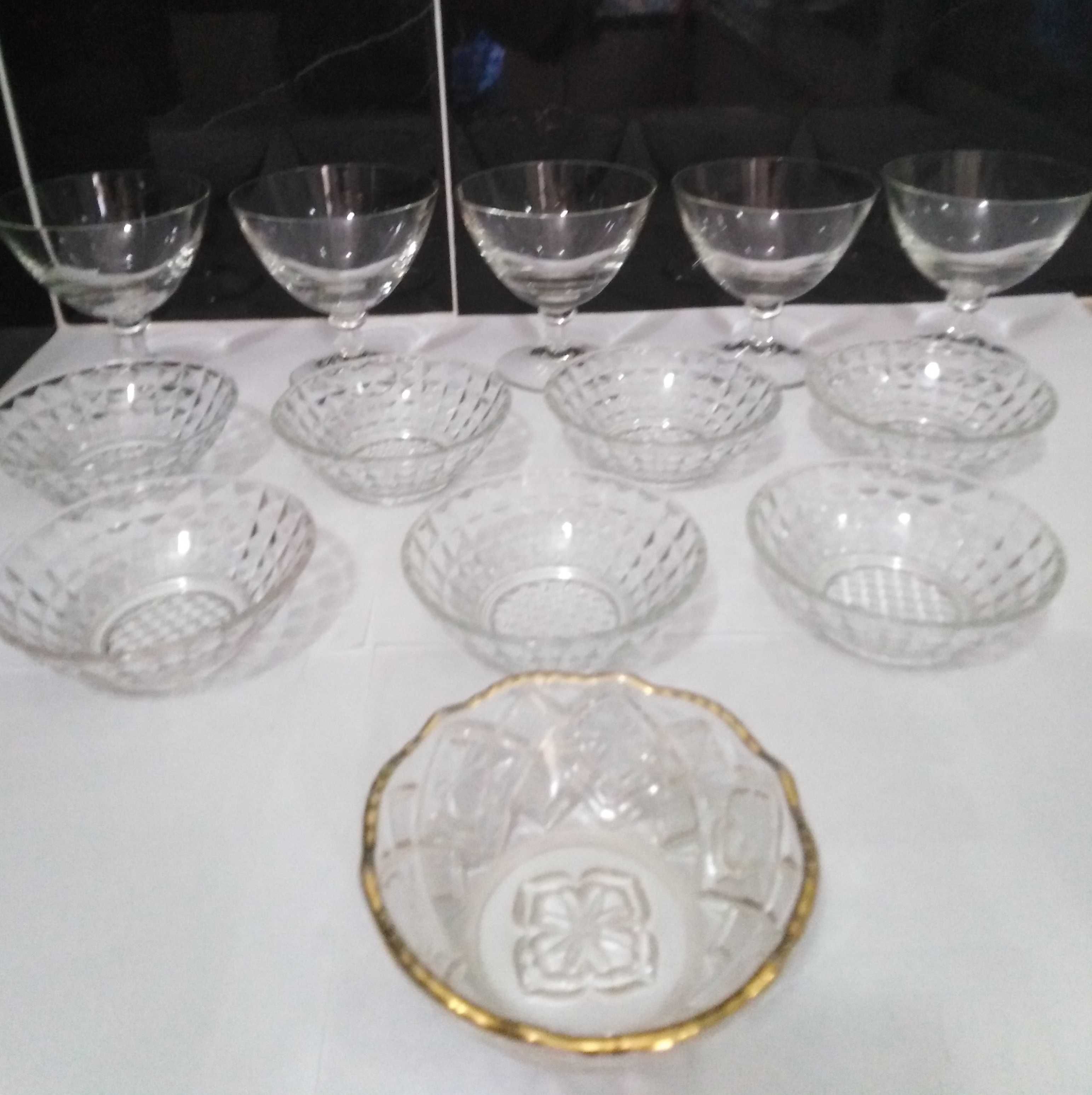 Conjunto de 13 Taças para sobremesa- 5 com pé e 8 rasas.